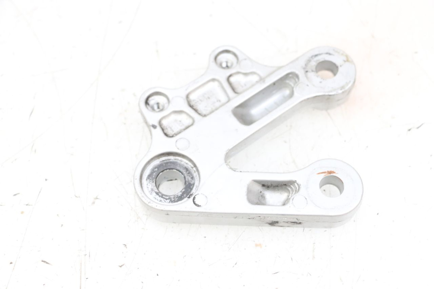photo de FRONT LEFT FOOTREST MOUNT SUZUKI GSXR GSX-R 1000 (2003 - 2004) - Component detail