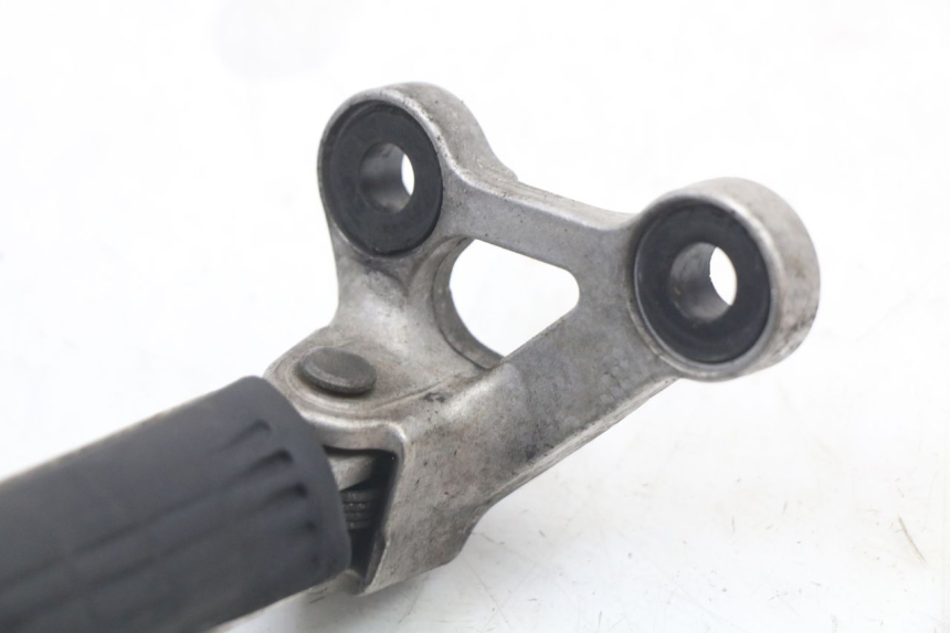 photo de FRONT LEFT FOOTREST MOUNT HONDA CBR F 1000 (1993 - 1996) - Technical close-up