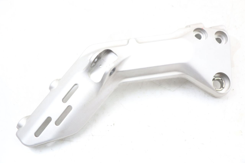 photo de FRONT LEFT FOOTREST MOUNT HUSQVARNA SVARTPILEN 401 (2018 - 2023) - Technical close-up