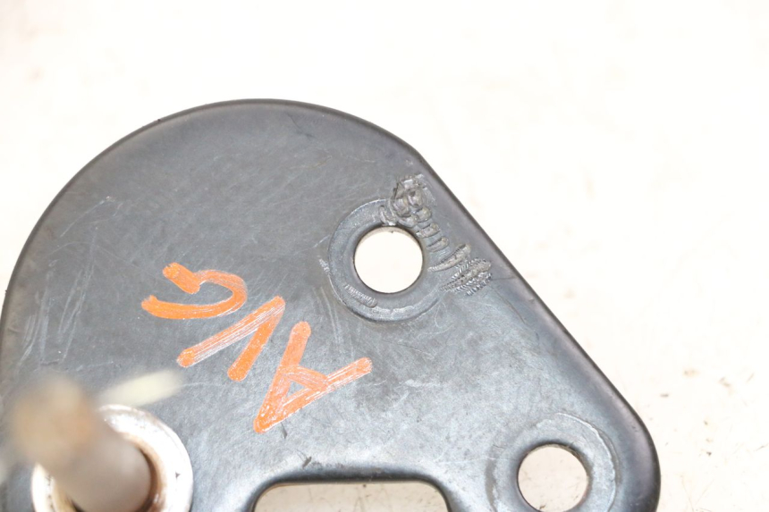photo de FRONT LEFT FOOTREST MOUNT KEEWAY K-LIGHT KLIGHT 125 (2018 - 2025) - Zoom on usage condition