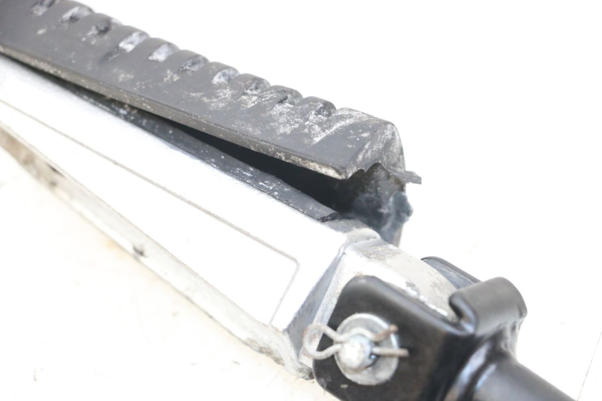 photo de FRONT LEFT FOOTREST MOUNT KYMCO K-PW K-PIPE 50 (2012 - 2017) - Alternative perspective