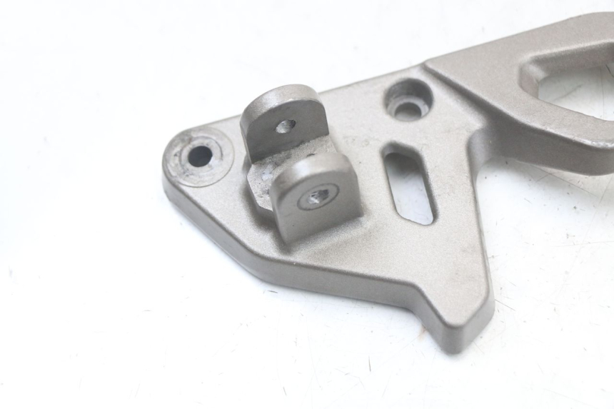 photo de FRONT LEFT FOOTREST MOUNT MASAI SCRAMBLER SPORT 125 (2021 - 2025) - Component detail