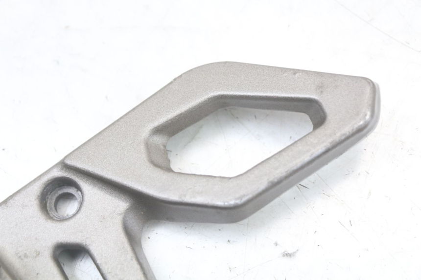 photo de FRONT LEFT FOOTREST MOUNT MASAI SCRAMBLER SPORT 125 (2021 - 2025) - Zoom on usage condition