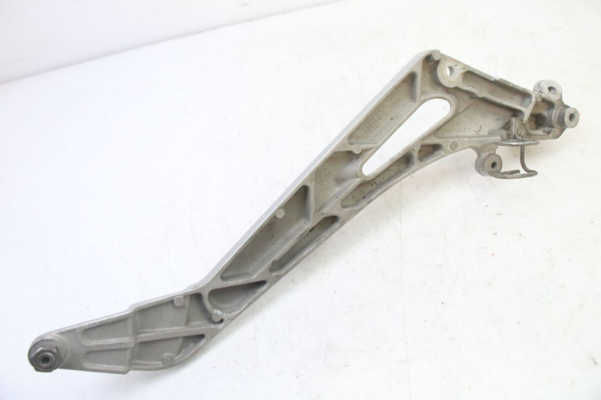 photo de FRONT LEFT FOOTREST MOUNT HONDA NTV DEAUVILLE 650 (2001 - 2006) - Technical close-up