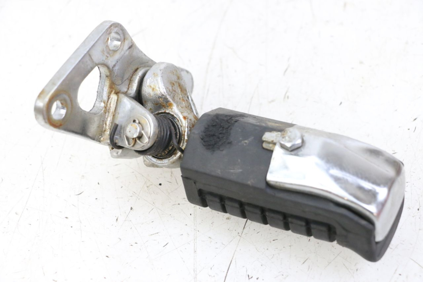 photo de FRONT LEFT FOOTREST MOUNT REGAL RAPTOR RAXTER 2 125 (2007 - 2015) - Component detail