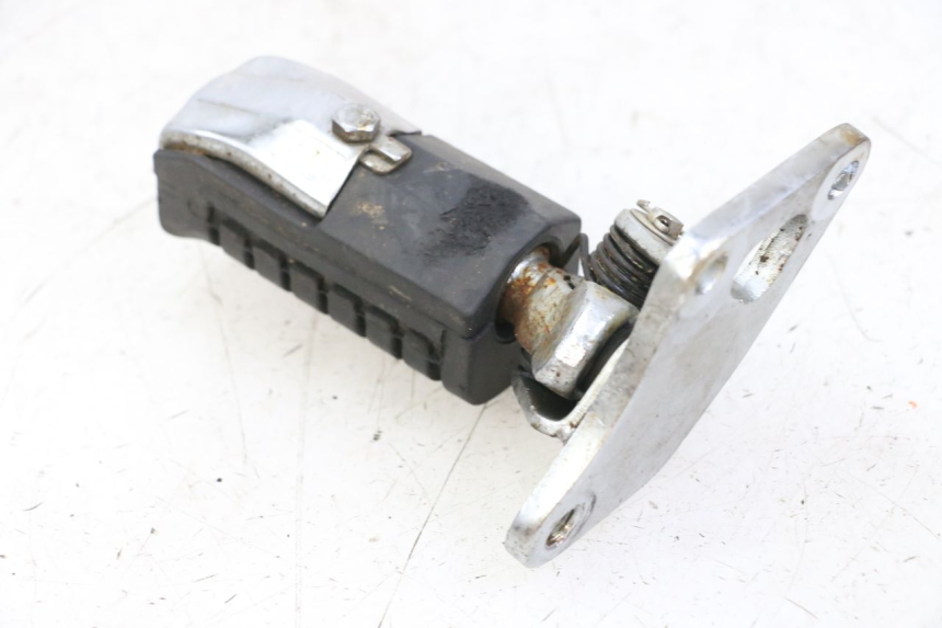 photo de FRONT LEFT FOOTREST MOUNT REGAL RAPTOR RAXTER 2 125 (2007 - 2015) - Technical close-up