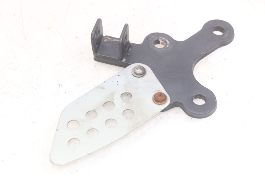 photo de LEFT FRONT FOOTREST BRACKET YAMASAKI ROADSTER 50 (2013 - 2018) - Zoom on usage condition