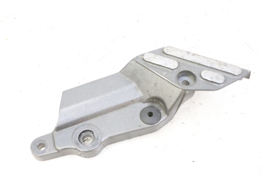 photo de FRONT LEFT FOOTREST MOUNT TRIUMPH SPRINT 900 (1995 - 1998) - Main view