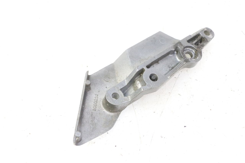 photo de FRONT LEFT FOOTREST MOUNT TRIUMPH SPRINT 900 (1995 - 1998) - Zoom on usage condition