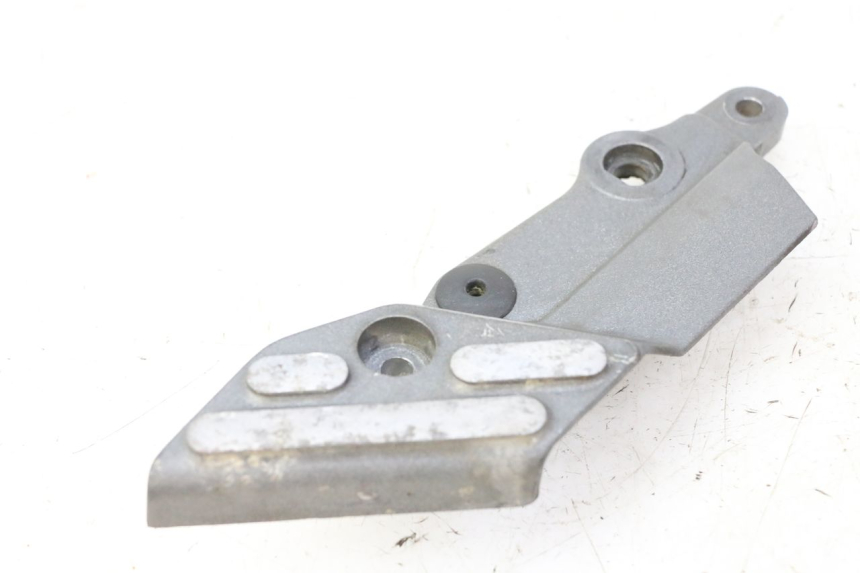 photo de FRONT LEFT FOOTREST MOUNT TRIUMPH SPRINT 900 (1995 - 1998) - Alternative perspective