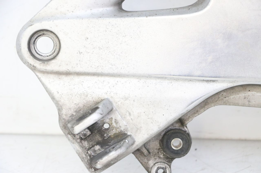 photo de FRONT LEFT FOOTREST MOUNT HONDA ST PAN EUROPEAN 1300 (2002 - 2013) - Checked used part