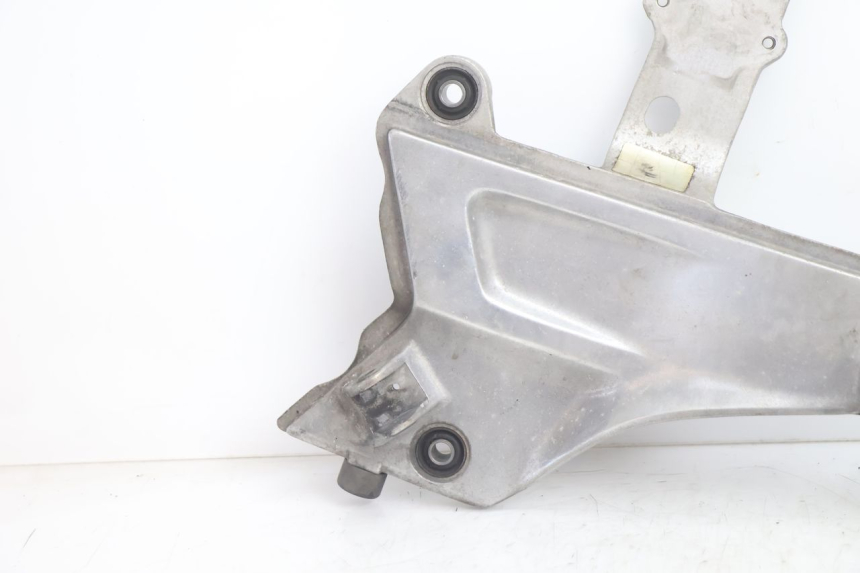 photo de FRONT LEFT FOOTREST MOUNT HONDA ST PAN EUROPEAN 1100 (1990 - 2002) - Component detail