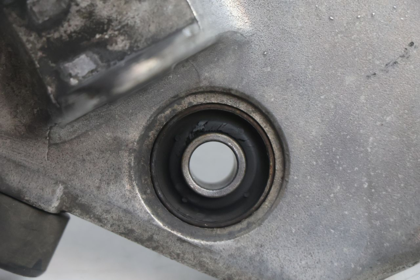 photo de FRONT LEFT FOOTREST MOUNT HONDA ST PAN EUROPEAN 1100 (1990 - 2002) - Zoom on usage condition