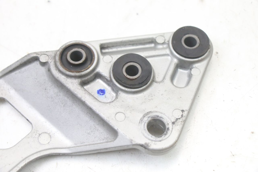photo de FRONT LEFT FOOTREST MOUNT SUZUKI GSX F GSXF 650 (2007 - 2015) - Fixing points details