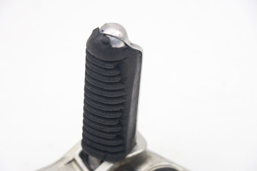 photo de FRONT LEFT FOOTREST MOUNT SUZUKI GSX F GSXF 750 (1988 - 1998) - Zoom on usage condition
