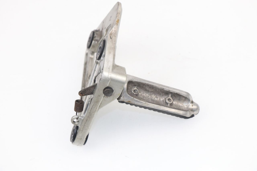 photo de FRONT LEFT FOOTREST MOUNT SUZUKI GSX F GSXF 750 (1988 - 1998) - Technical close-up