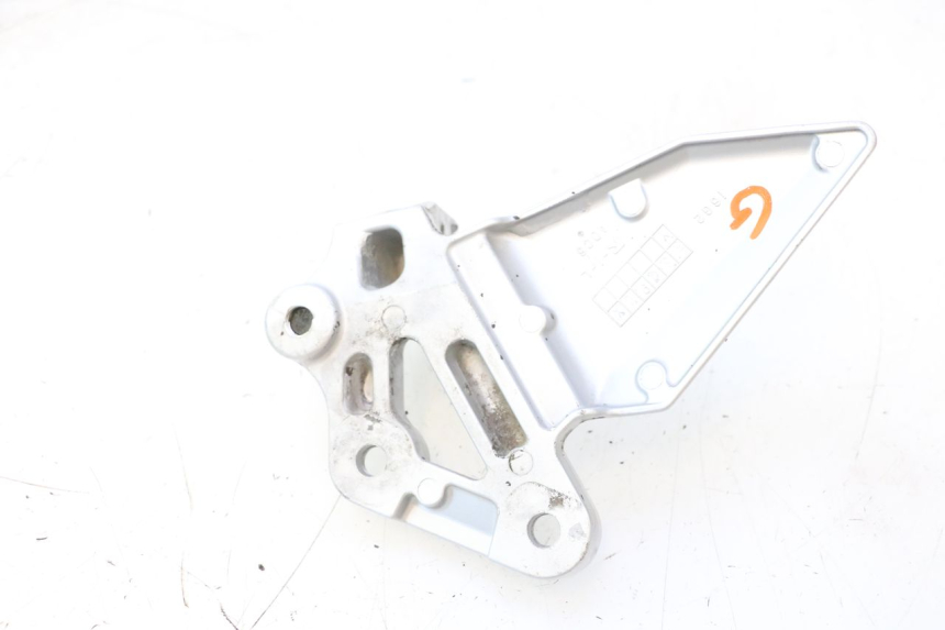 photo de FRONT LEFT FOOTREST MOUNT SUZUKI SV S 650 (2003 - 2009) - Zoom on usage condition