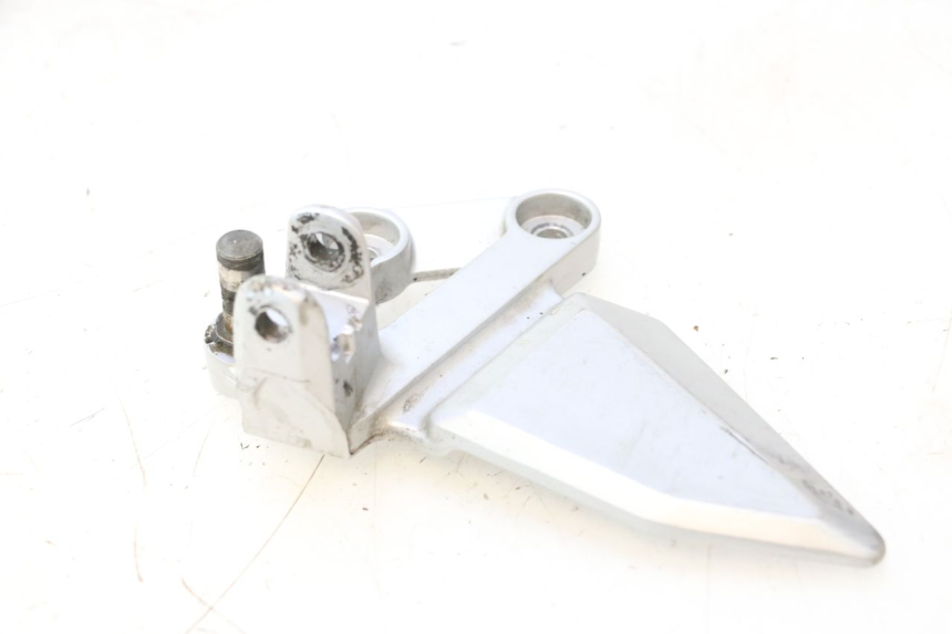 photo de FRONT LEFT FOOTREST MOUNT SUZUKI SV S 650 (2003 - 2009) - Alternative perspective