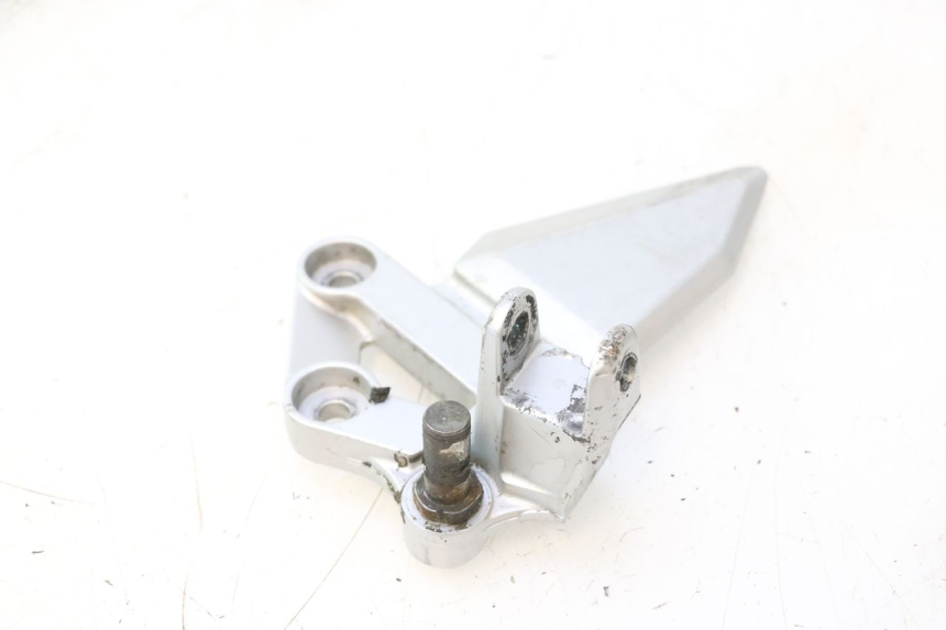 photo de FRONT LEFT FOOTREST MOUNT SUZUKI SV S 650 (2003 - 2009) - Technical close-up