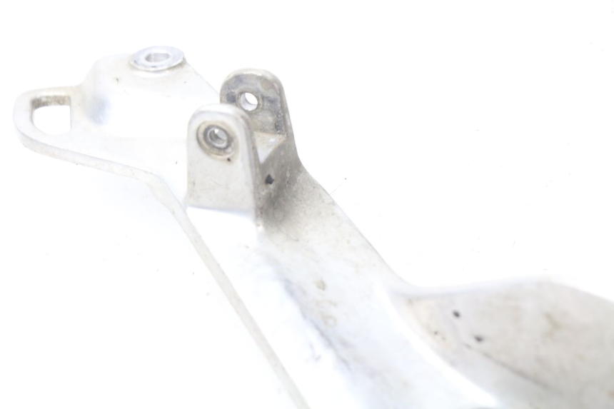 photo de FRONT LEFT FOOTREST MOUNT YAMAHA TDM ABS 900 (2002 - 2014) - Fixing points details