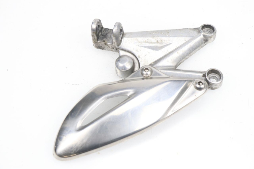 photo de FRONT LEFT FOOTREST MOUNT TRIUMPH STREET TRIPLE 675 (2007 - 2012) - Technical close-up