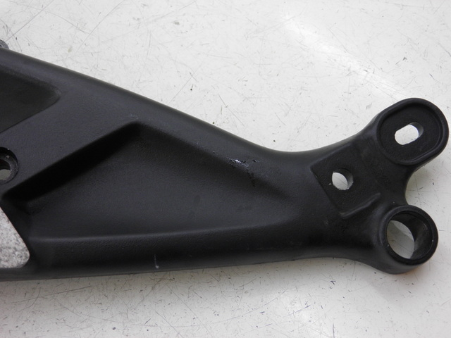 photo de FRONT LEFT FOOTREST MOUNT TRIUMPH TROPHY 1200 (1996 - 2003) - Alternative perspective