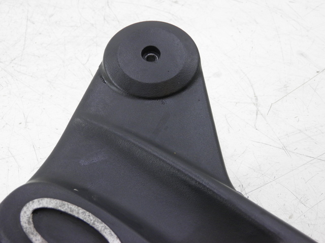 photo de FRONT LEFT FOOTREST MOUNT TRIUMPH TROPHY 1200 (1996 - 2003) - Technical close-up