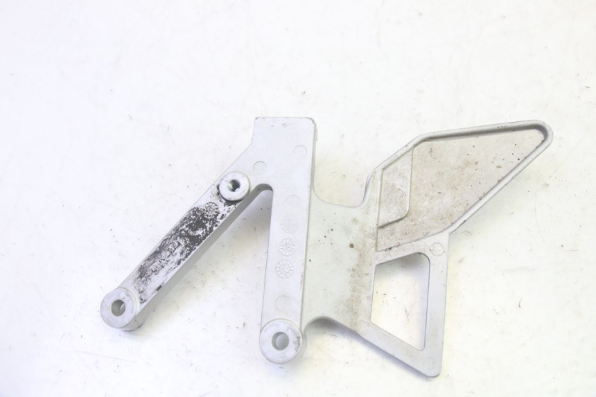 photo de FRONT LEFT FOOTREST MOUNT YAMAHA TZR 50 (2008 - 2016) - Alternative perspective