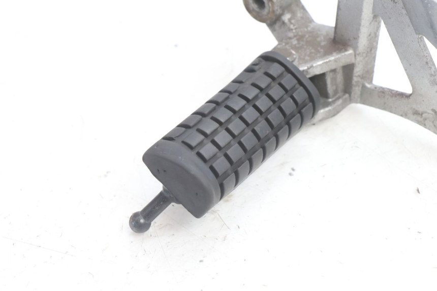 photo de FRONT LEFT FOOTREST MOUNT DAELIM VJ ROADWIN 125 (2004 - 2007) - Component detail