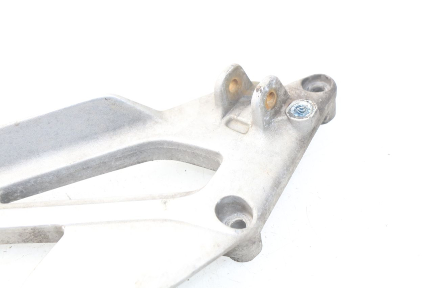 photo de FRONT LEFT FOOTREST MOUNT YAMAHA XJ600 XJ DIVERSION 600 (1992 - 1997) - Technical close-up