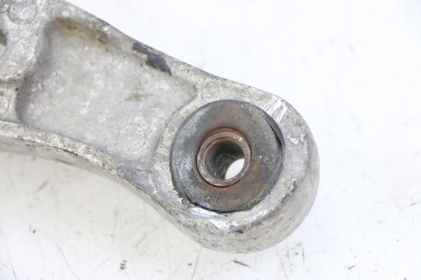 photo de FRONT LEFT FOOTREST MOUNT YAMAHA XJN DIVERSION 600 (2000 - 2003) - Technical close-up