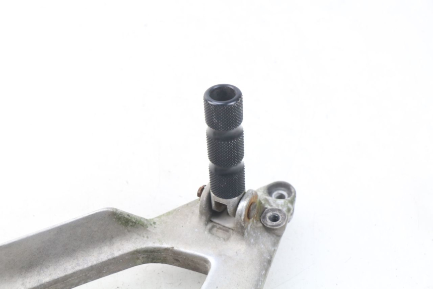 photo de FRONT LEFT FOOTREST MOUNT YAMAHA XJN XJ N DIVERSION 600 (1994 - 1997) - Component detail