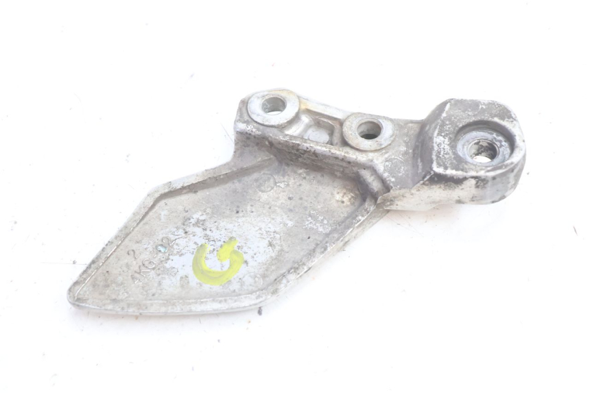 photo de FRONT LEFT FOOTREST MOUNT YAMAHA XJR 1300 (1998 - 2002) - Zoom on usage condition