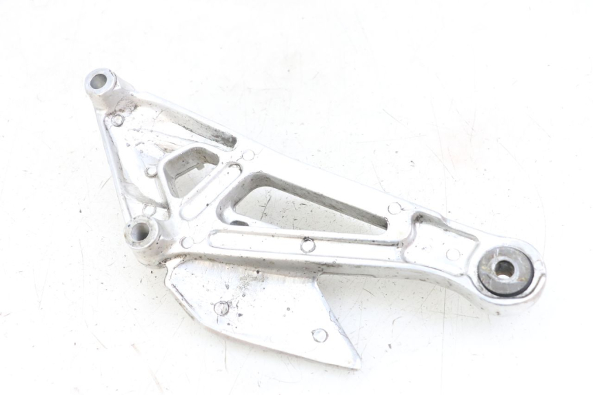 photo de FRONT LEFT FOOTREST MOUNT YAMAHA XJS DIVERSION 600 (1997 - 1999) - Component detail
