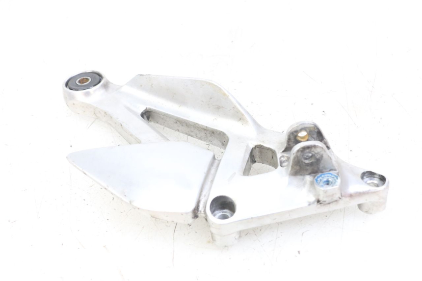 photo de FRONT LEFT FOOTREST MOUNT YAMAHA XJS DIVERSION 600 (1997 - 1999) - Technical close-up
