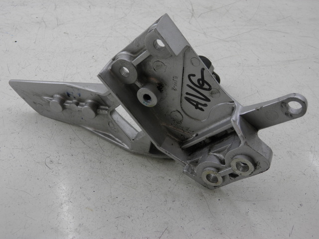 photo de FRONT LEFT FOOTREST MOUNT YAMAHA FJR 1300 (2004 - 2005) - Component detail