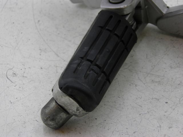 photo de FRONT LEFT FOOTREST MOUNT YAMAHA FJR 1300 (2004 - 2005) - Technical close-up