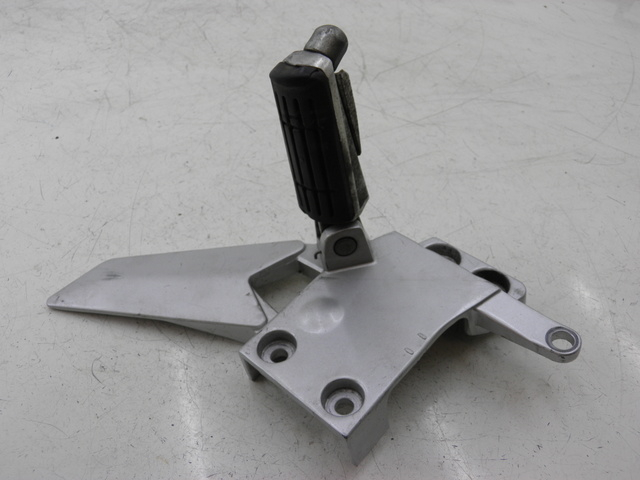 photo de FRONT LEFT FOOTREST MOUNT YAMAHA FJR 1300 (2004 - 2005) - Product overview