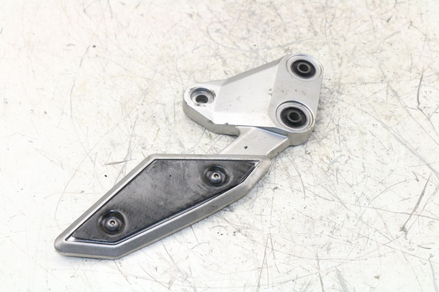 photo de FRONT LEFT FOOTREST MOUNT YAMAHA FZ1 FAZER 1000 (2007 - 2009) - Alternative perspective