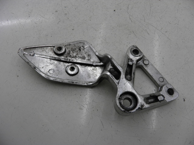 photo de LEFT FRONT FOOTREST BRACKET YAMAHA FZS FAZER 600 (1998 - 2001) - Alternative perspective