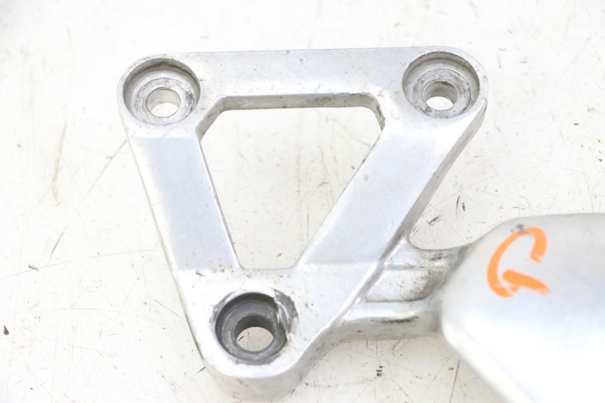 photo de LEFT FRONT FOOTREST BRACKET YAMAHA FZS FAZER 600 (2001 - 2003) - Zoom on usage condition