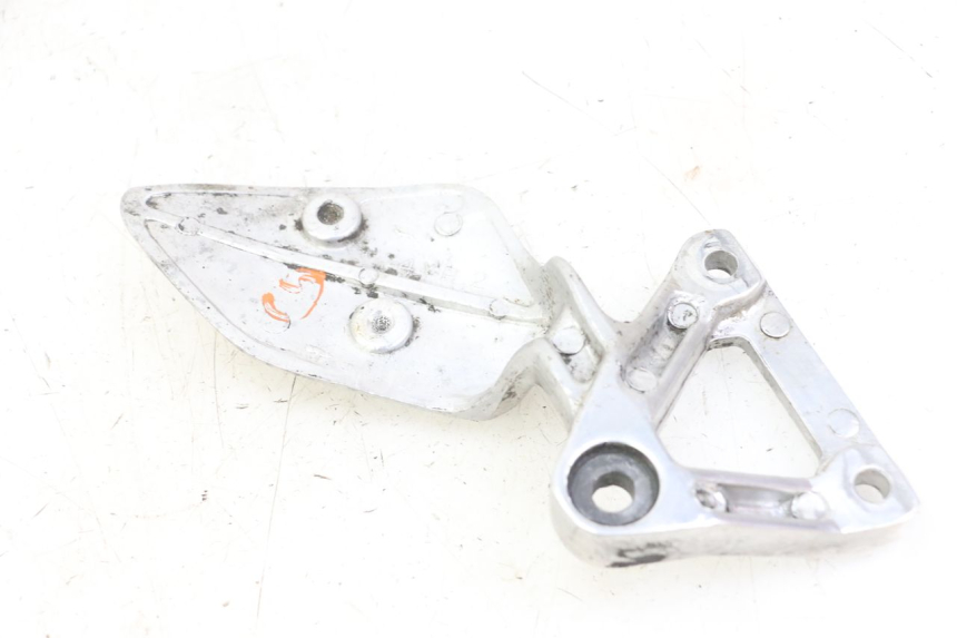 photo de LEFT FRONT FOOTREST BRACKET YAMAHA FZS FAZER 600 (2001 - 2003) - Technical close-up