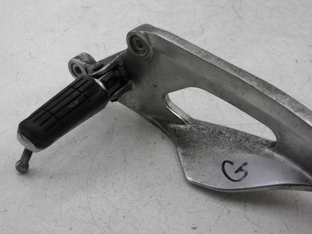 photo de FRONT LEFT FOOTREST MOUNT YAMAHA TDM 900 (2004 - 2006) - Fixing points details
