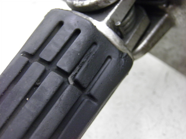 photo de FRONT LEFT FOOTREST MOUNT YAMAHA TDM 900 (2004 - 2006) - Surface and material condition