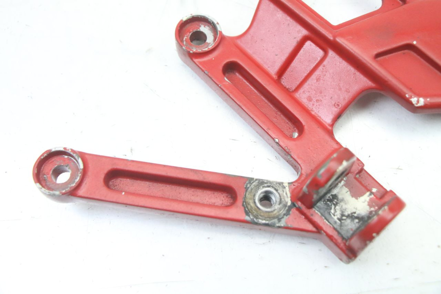 photo de FRONT LEFT FOOTREST MOUNT YAMAHA TZR 50 (2008 - 2016) - Component detail