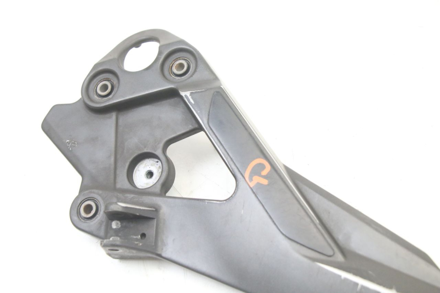 photo de FRONT LEFT FOOTREST MOUNT YAMAHA XJ6 600 (2008 - 2016) - Component detail