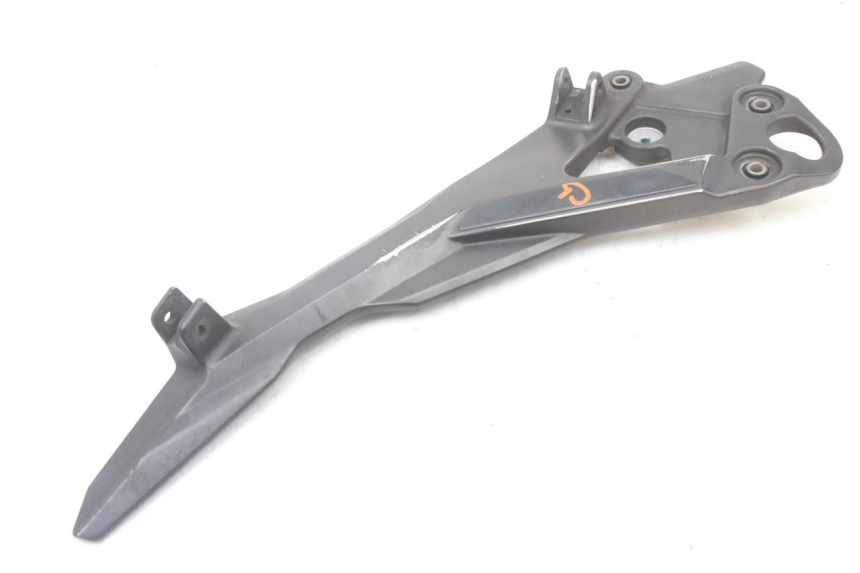 photo de FRONT LEFT FOOTREST MOUNT YAMAHA XJ6 600 (2008 - 2016) - Technical close-up