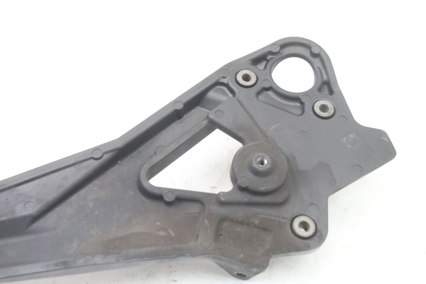 photo de FRONT LEFT FOOTREST MOUNT YAMAHA XJ6 600 (2008 - 2016) - Surface and material condition