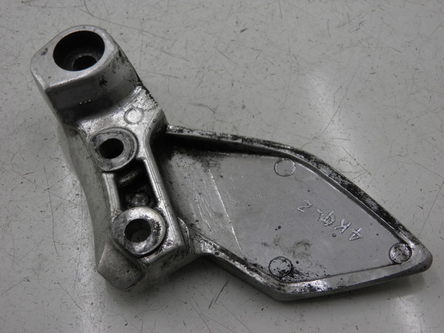 photo de FRONT LEFT FOOTREST MOUNT YAMAHA XJR 1300 (1998 - 2002) - Component detail