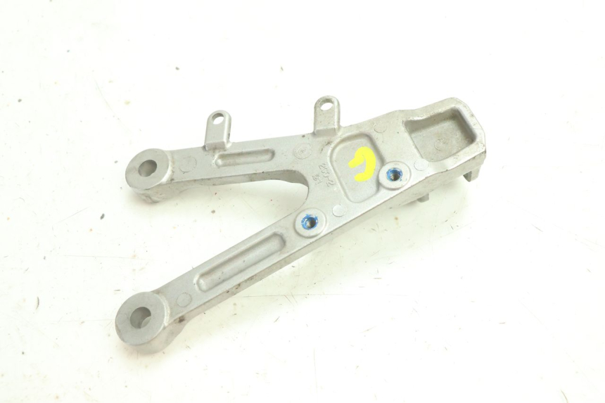 photo de FRONT LEFT FOOTREST MOUNT YAMAHA YZF R6 600 (2008 - 2009) - Alternative perspective